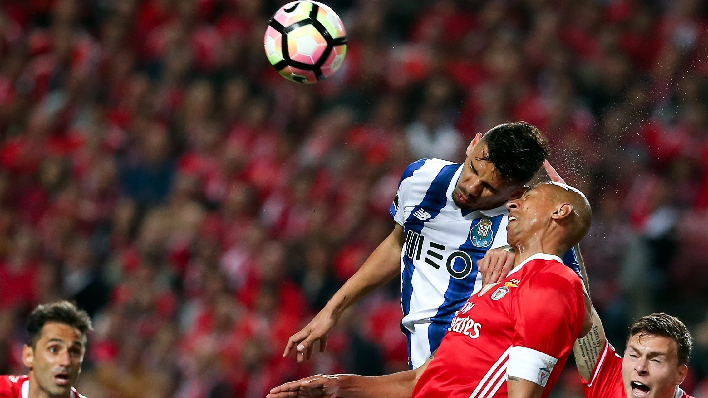 Luisao y Soares disputan el balón por alto en el Benfica - Oporto