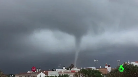 Un tornado castiga Menorca provocando destrozos en Ciutadella y Cala Galdana Un tornado castiga Menorca provocando destrozos en Ciutadella y Cala Galdana