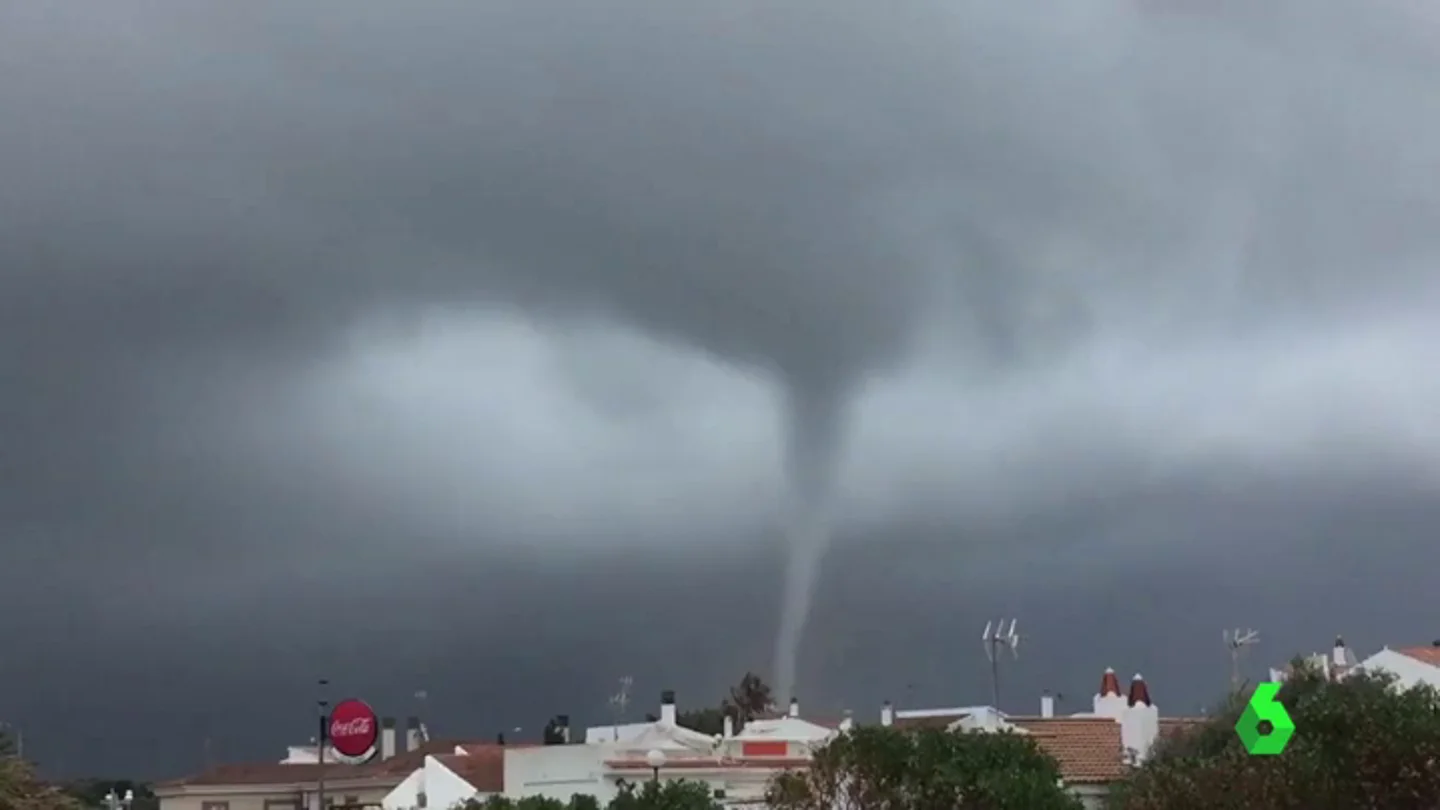Un tornado castiga Menorca provocando destrozos en Ciutadella y Cala Galdana Un tornado castiga Menorca provocando destrozos en Ciutadella y Cala Galdana