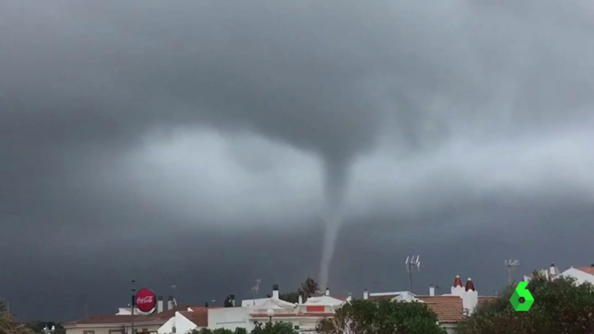 Un tornado castiga Menorca provocando destrozos en Ciutadella y Cala Galdana