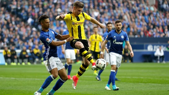 Thilo Kehrer peleando un balón con Lukasz Piszczek Thilo Kehrer peleando un balón con Lukasz Piszczek