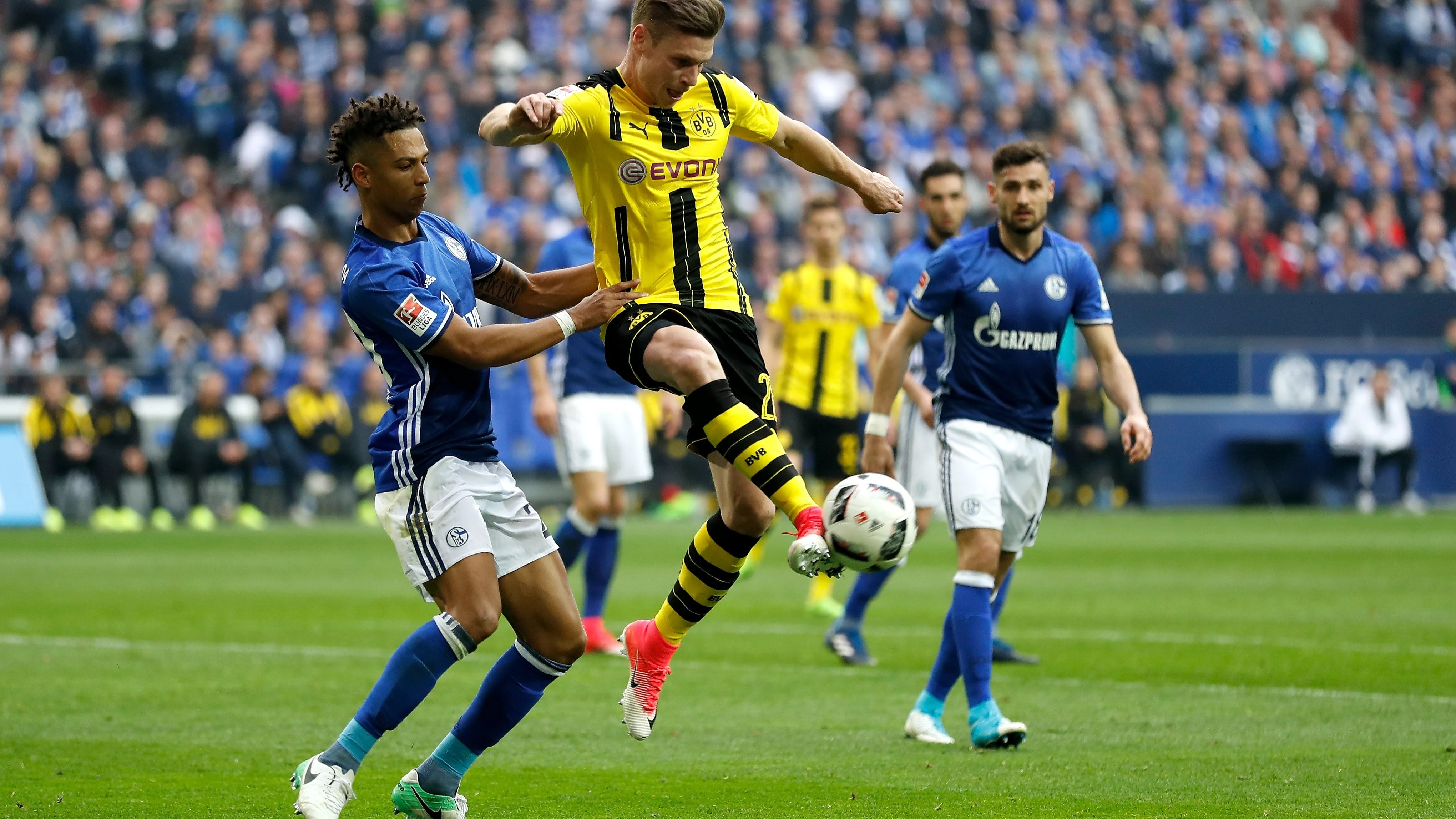 Thilo Kehrer peleando un balón con Lukasz Piszczek