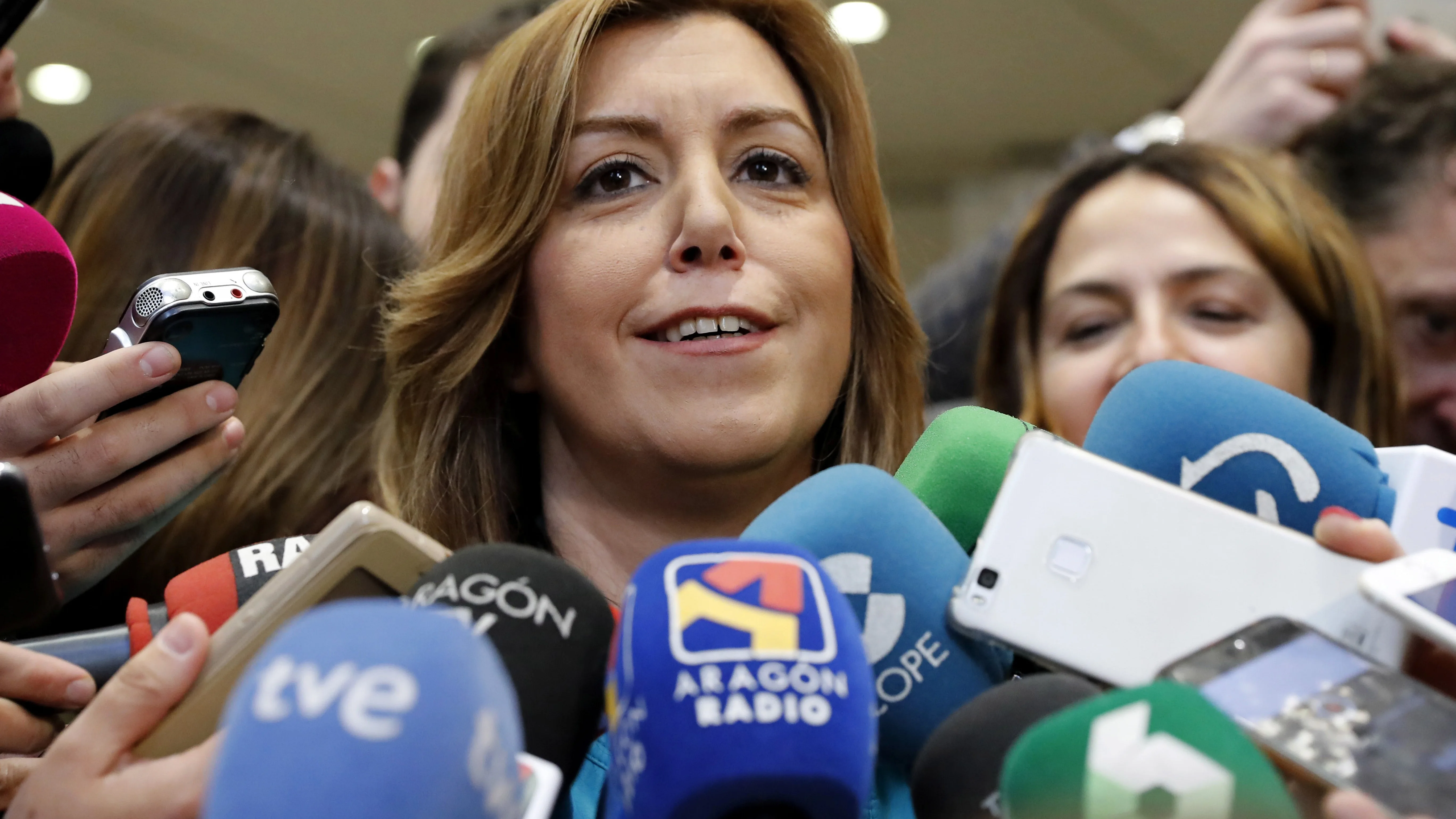 La aspirante a liderar el PSOE Susana Díaz atiende a los medios