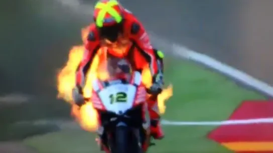 La moto de Xavi Forés, en llamas La moto de Xavi Forés, en llamas