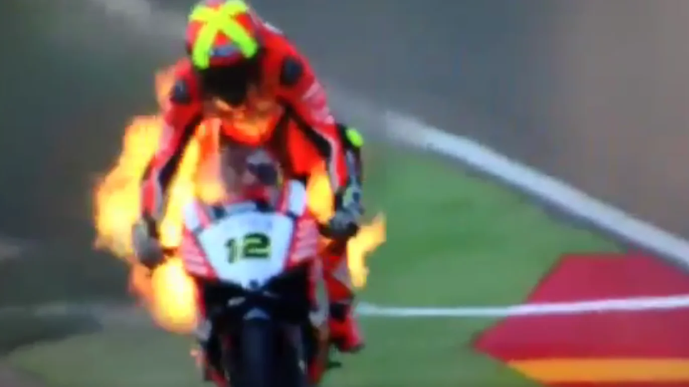 La moto de Xavi Forés, en llamas La moto de Xavi Forés, en llamas