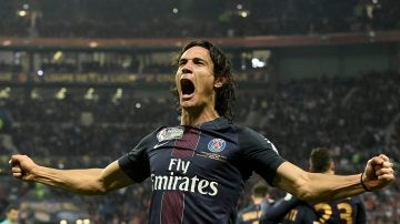 Cavani celebrando uno de los goles