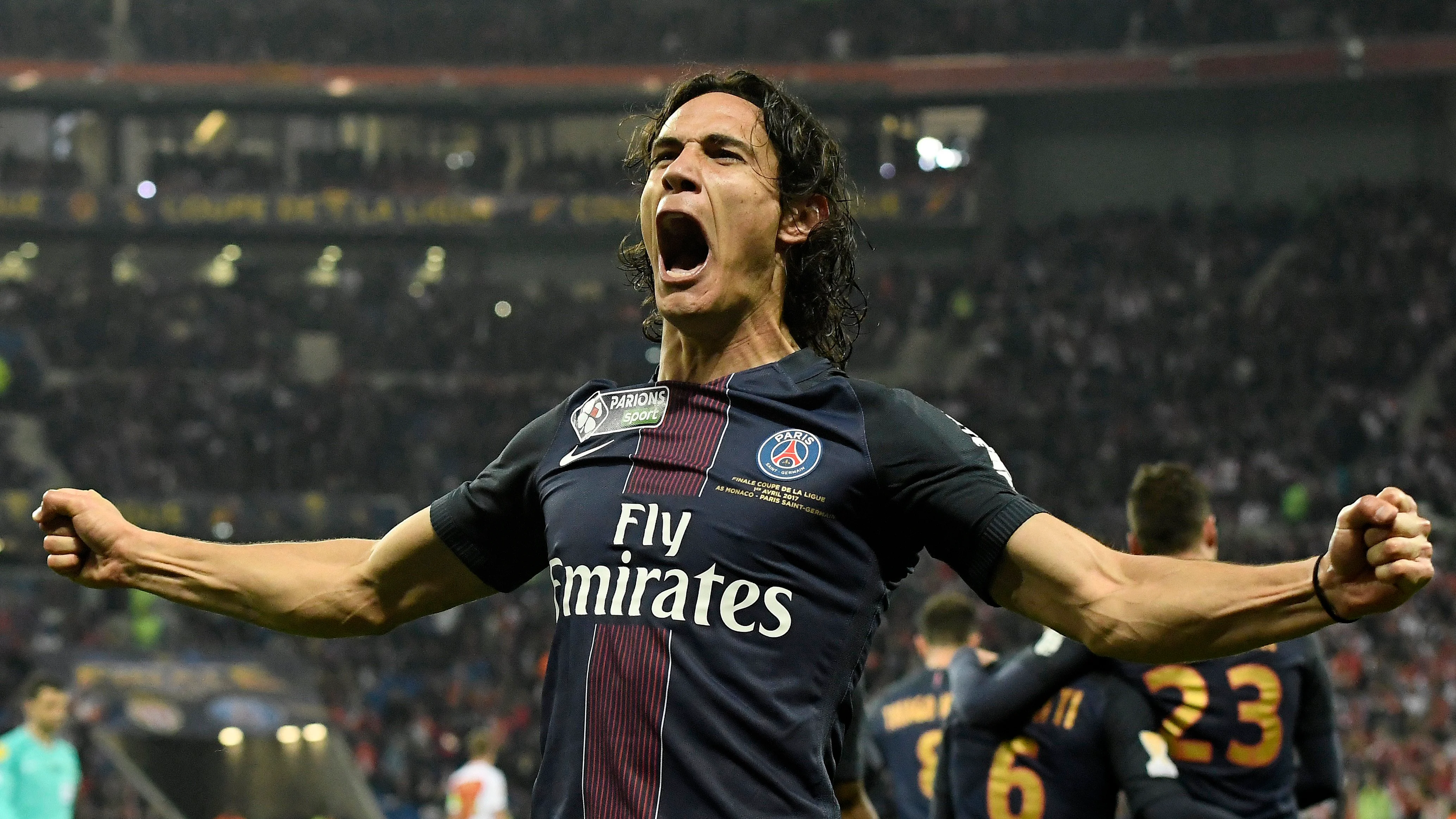 Cavani celebrando uno de los goles