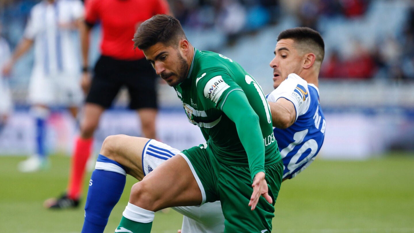 Yuri Berchiche y Samuel Garc&iacute;a disputan el bal&oacute;n durante el Real Sociedad - Eibar
