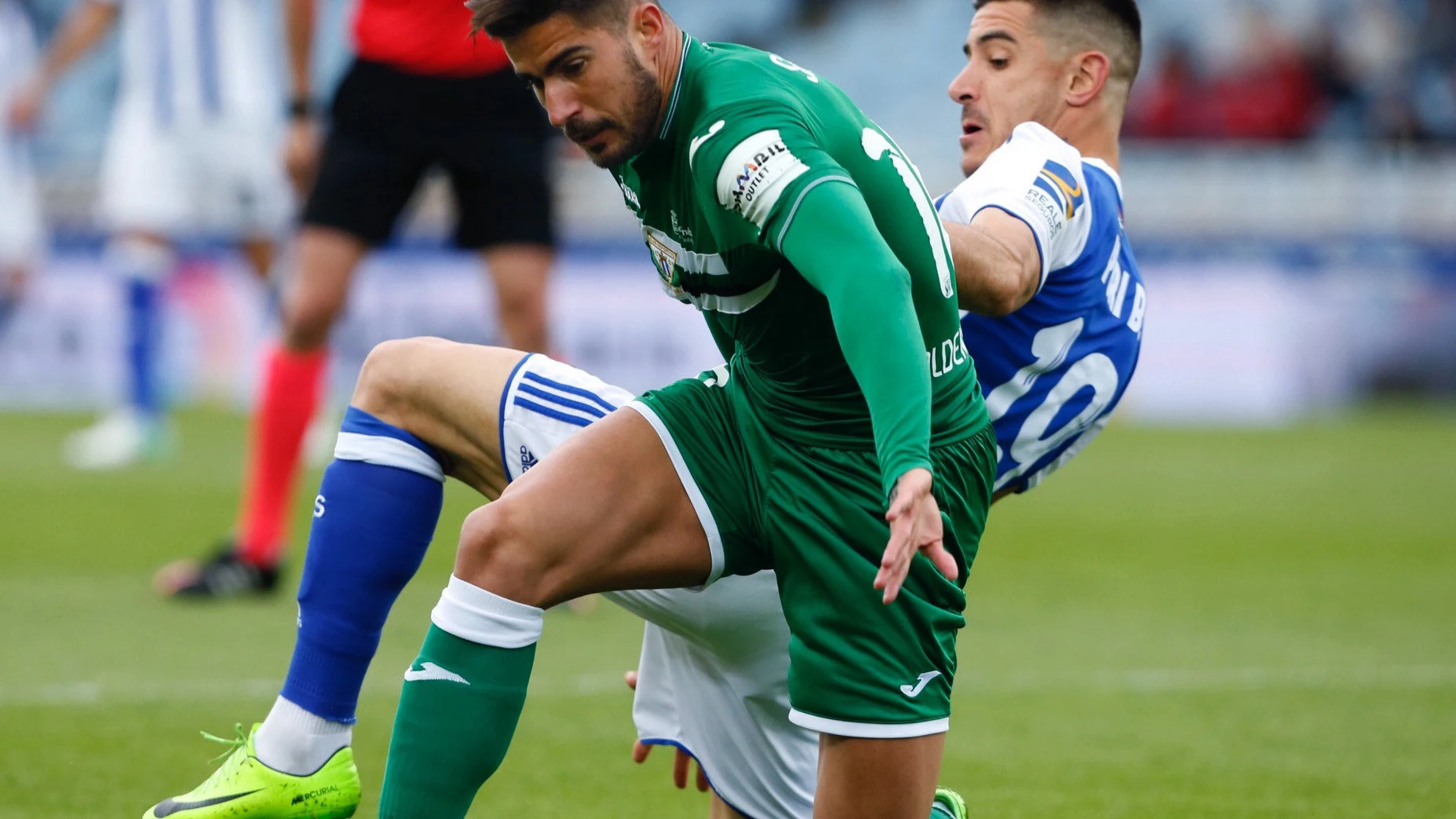 Yuri Berchiche y Samuel García disputan el balón durante el Real Sociedad - Eibar