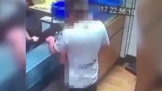 Frame 7.479077 de: Graban a una pareja teniendo relaciones sexuales en el mostrador de una pizzería mientras esperaban su pedido Frame 7.479077 de: Graban a una pareja teniendo relaciones sexuales en el mostrador de una pizzería mientras esperaban su pedido