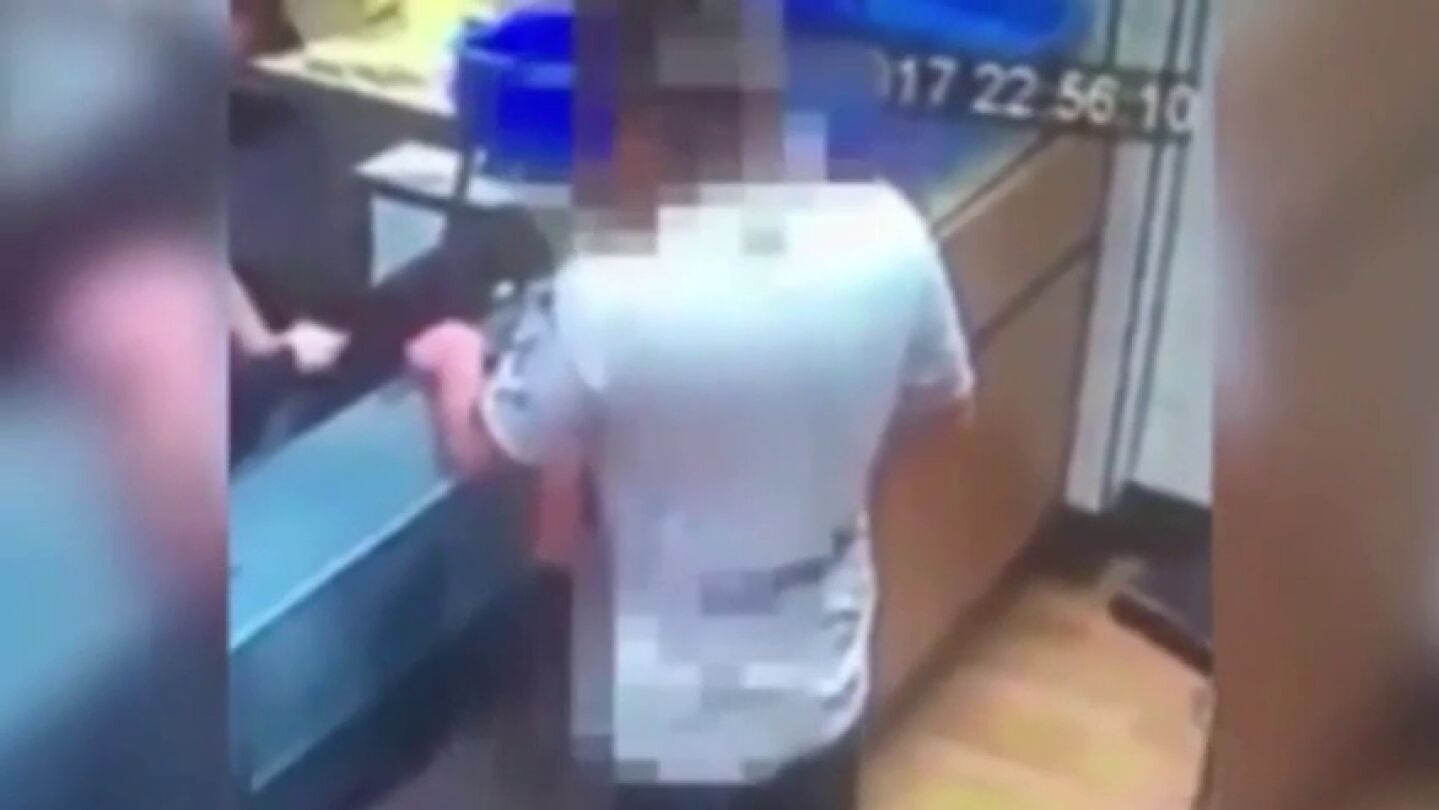 Frame 7.479077 de: Graban a una pareja teniendo relaciones sexuales en el mostrador de una pizzer&iacute;a mientras esperaban su pedido
