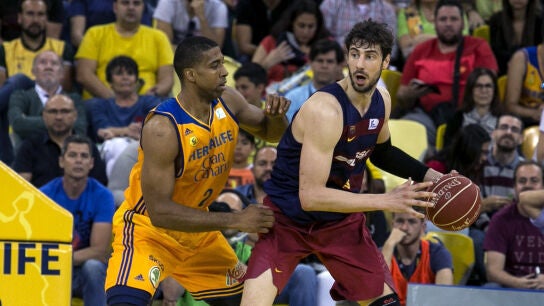 Tomic defendiendo un bal&oacute;n frente a Hendrix