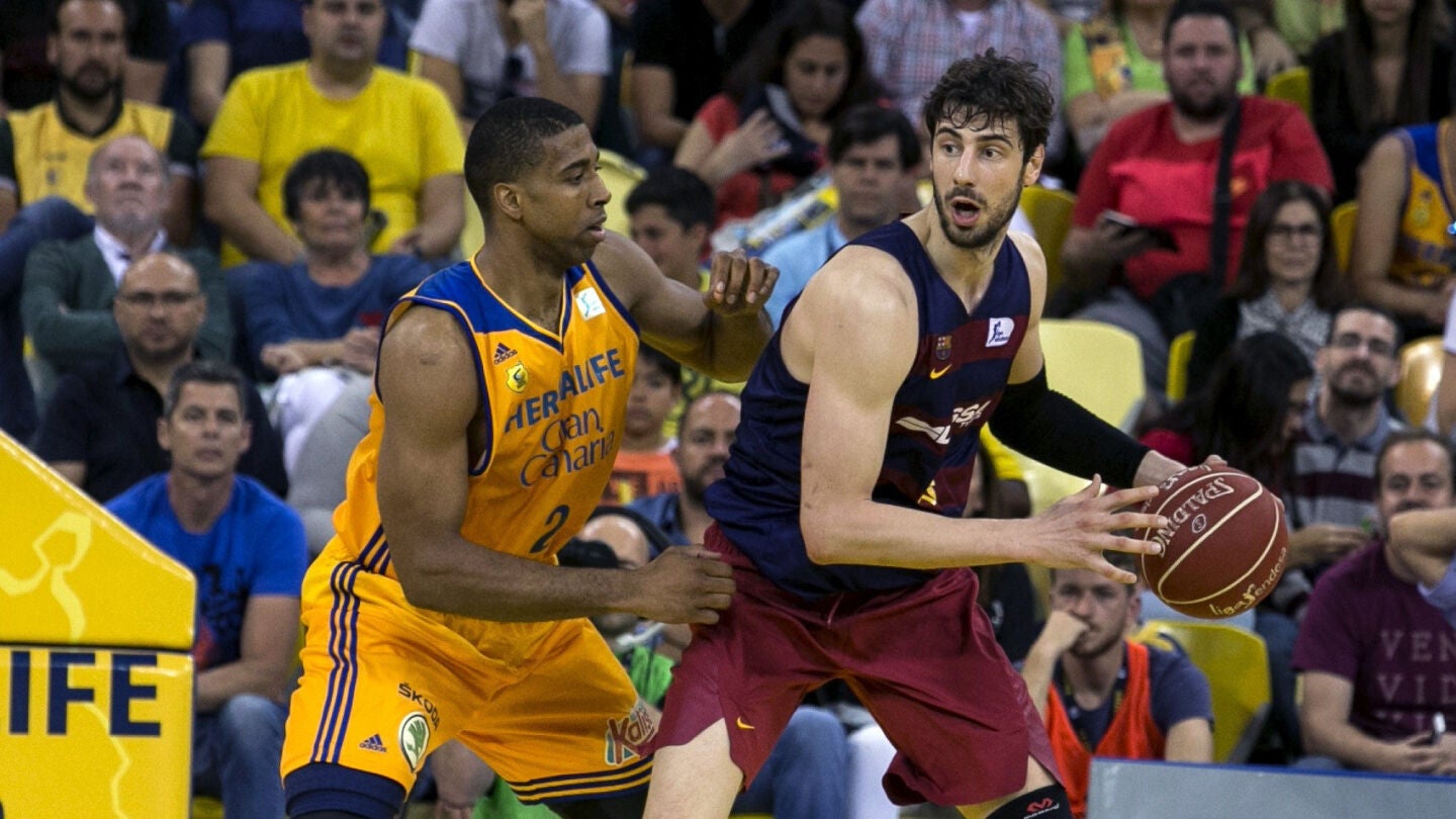 Tomic defendiendo un bal&oacute;n frente a Hendrix