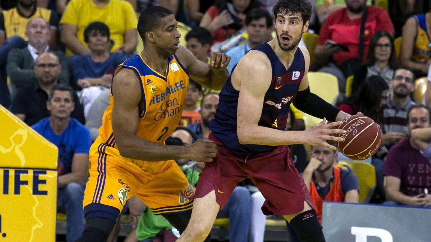 Tomic defendiendo un balón frente a Hendrix Tomic defendiendo un balón frente a Hendrix