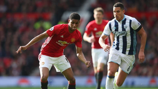 Rashford controlando el balón Rashford controlando el balón