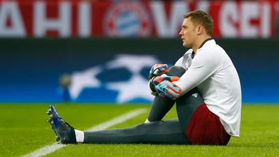 Neuer estira antes de un partido de Champions con el Bayern Neuer estira antes de un partido de Champions con el Bayern