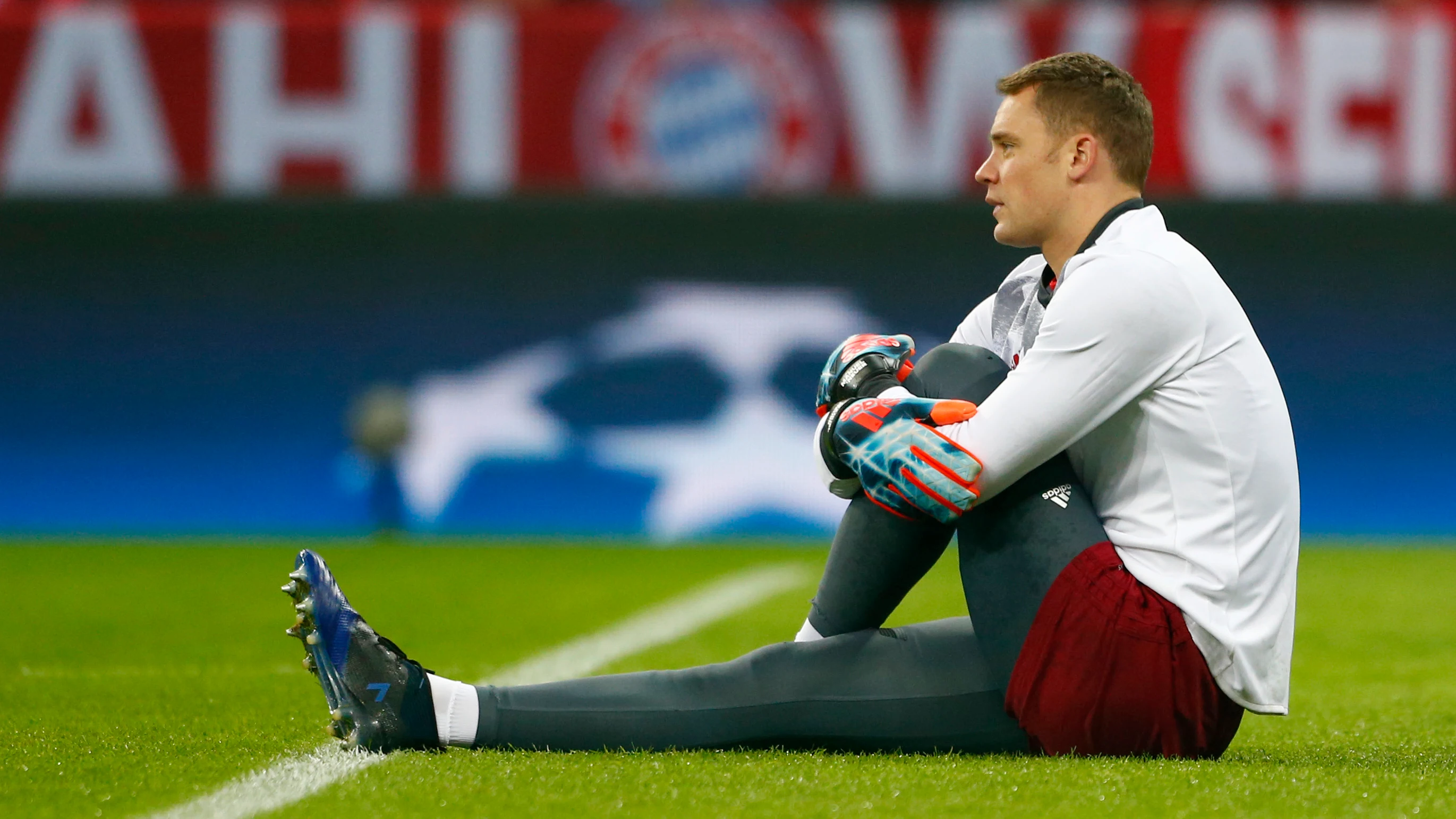 Neuer estira antes de un partido de Champions con el Bayern