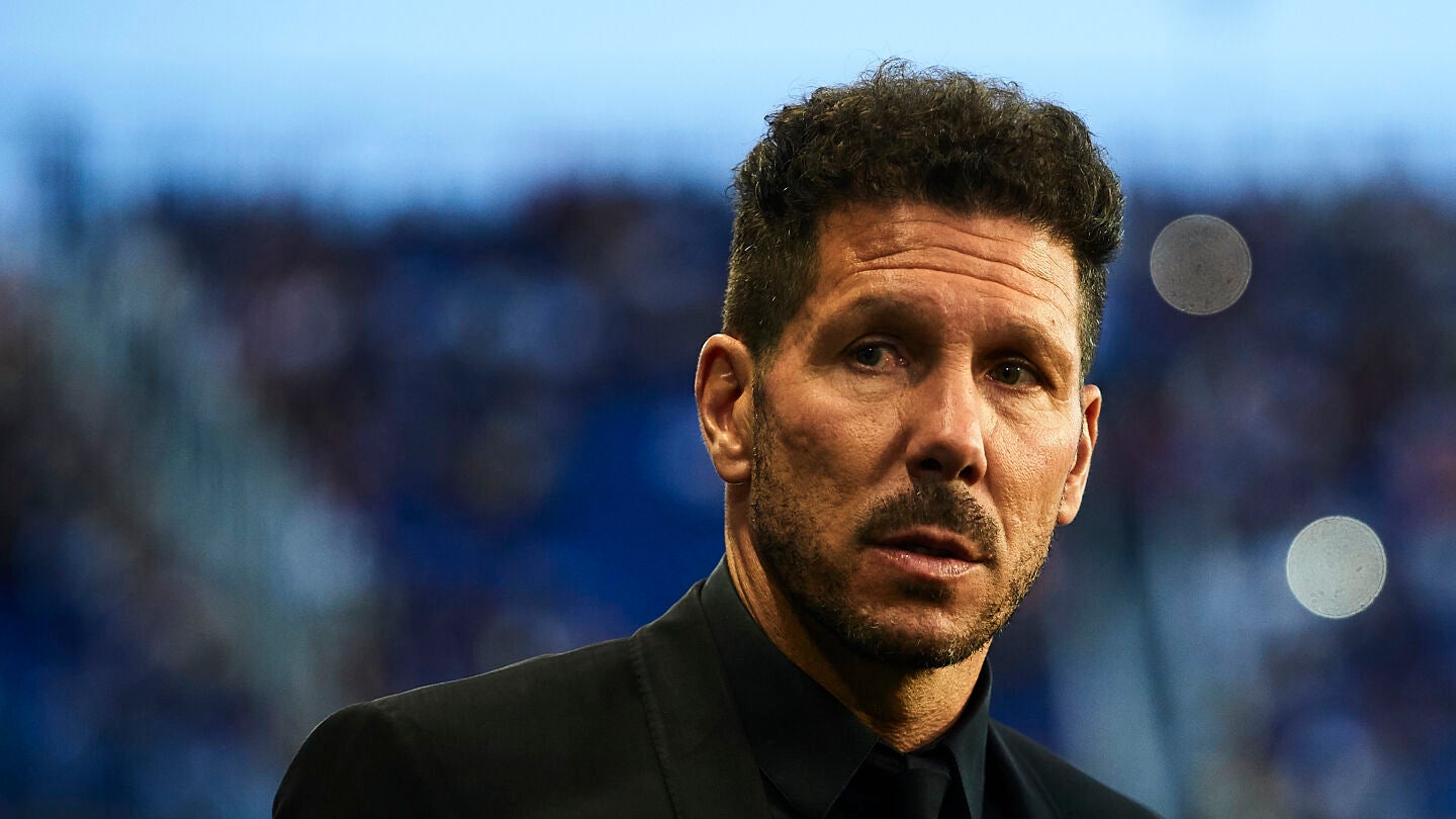 Simeone, en la banda de La Rosaleda antes del partido contra el M&aacute;laga