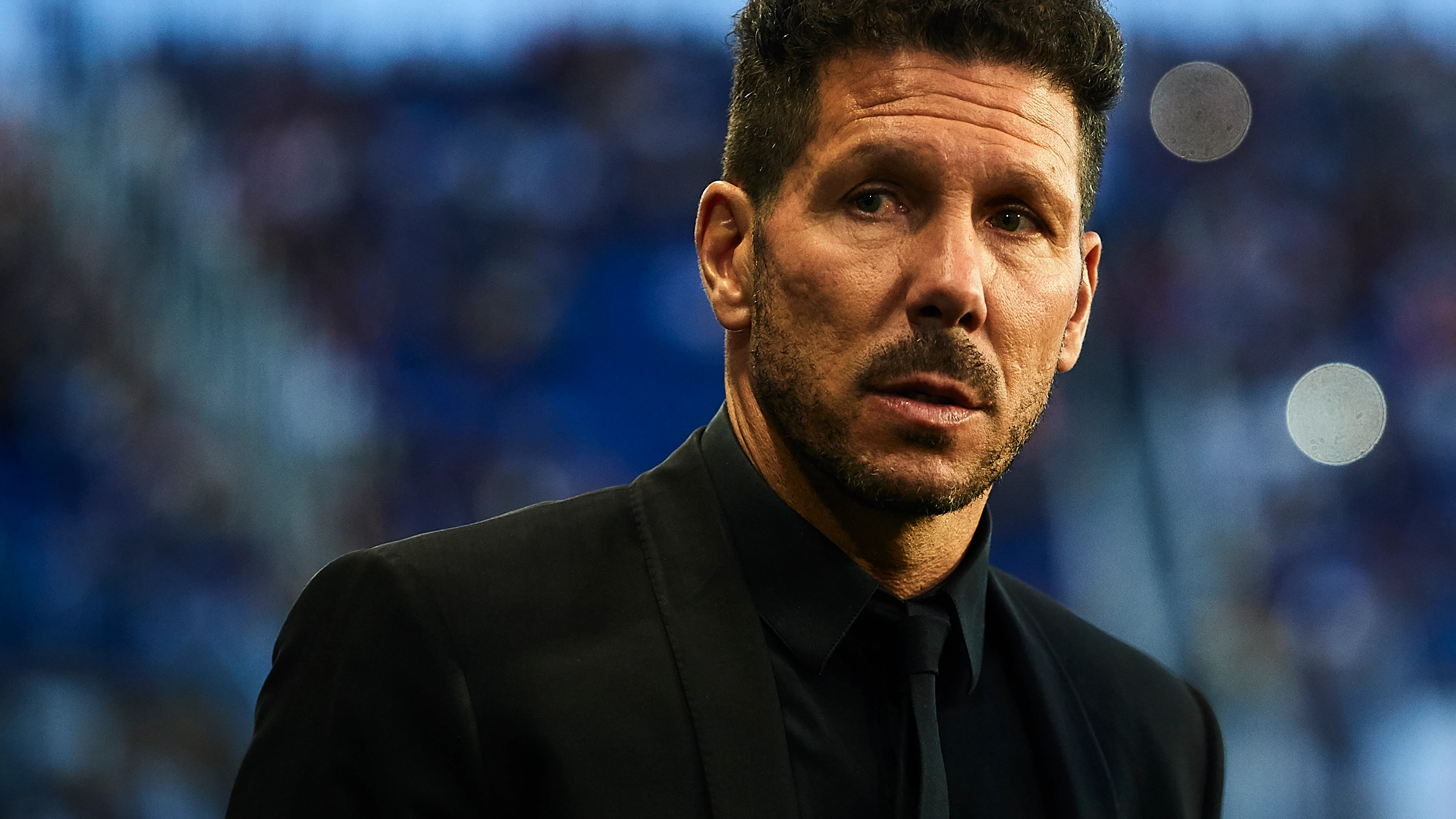 Simeone, en la banda de La Rosaleda antes del partido contra el Málaga