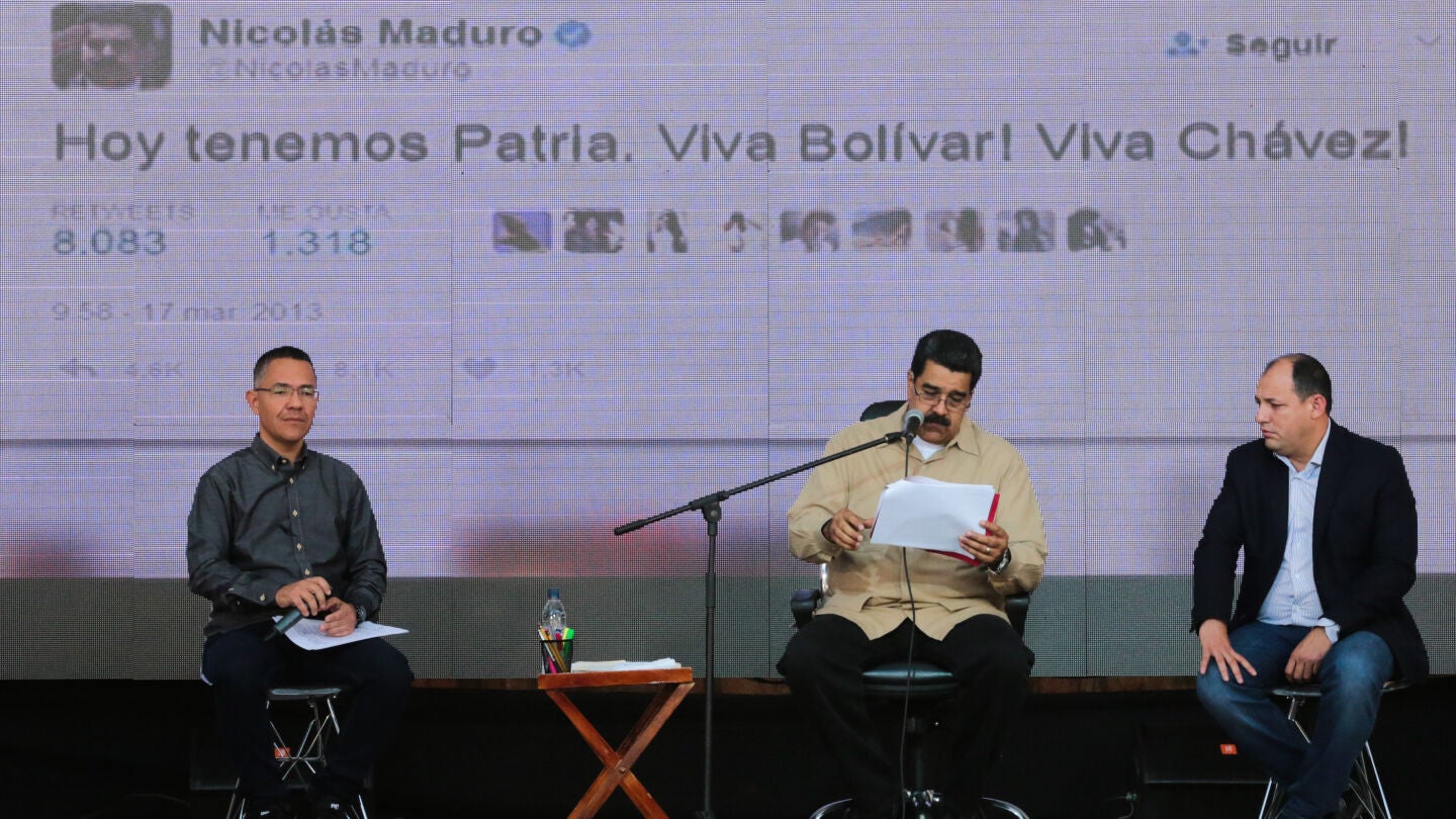 Nicol&aacute;s Maduro, hablando durante un acto con simpatizantes transmitido por la televisi&oacute;n estatal VTV