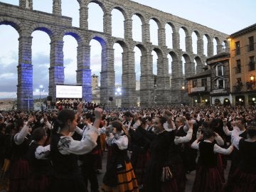 Un total de 766 personas ataviadas con el traje regional segoviano en el momento en que bailan para lograr el Guinness de parejas bailando la jota Un total de 766 personas ataviadas con el traje regional segoviano en el momento en que bailan para lograr el Guinness de parejas bailando la jota