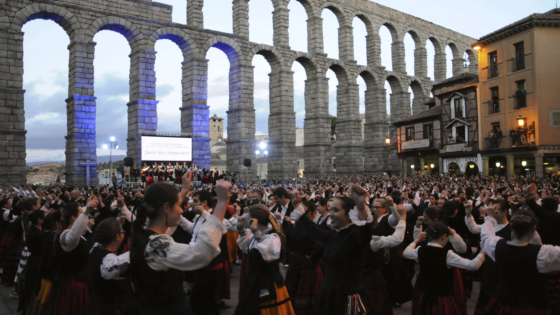 Un total de 766 personas ataviadas con el traje regional segoviano en el momento en que bailan para lograr el Guinness de parejas bailando la jota