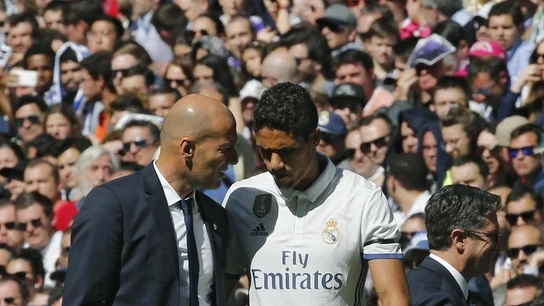 Varane hablando con Zidane tras ser cambiado por Carvajal Varane hablando con Zidane tras ser cambiado por Carvajal