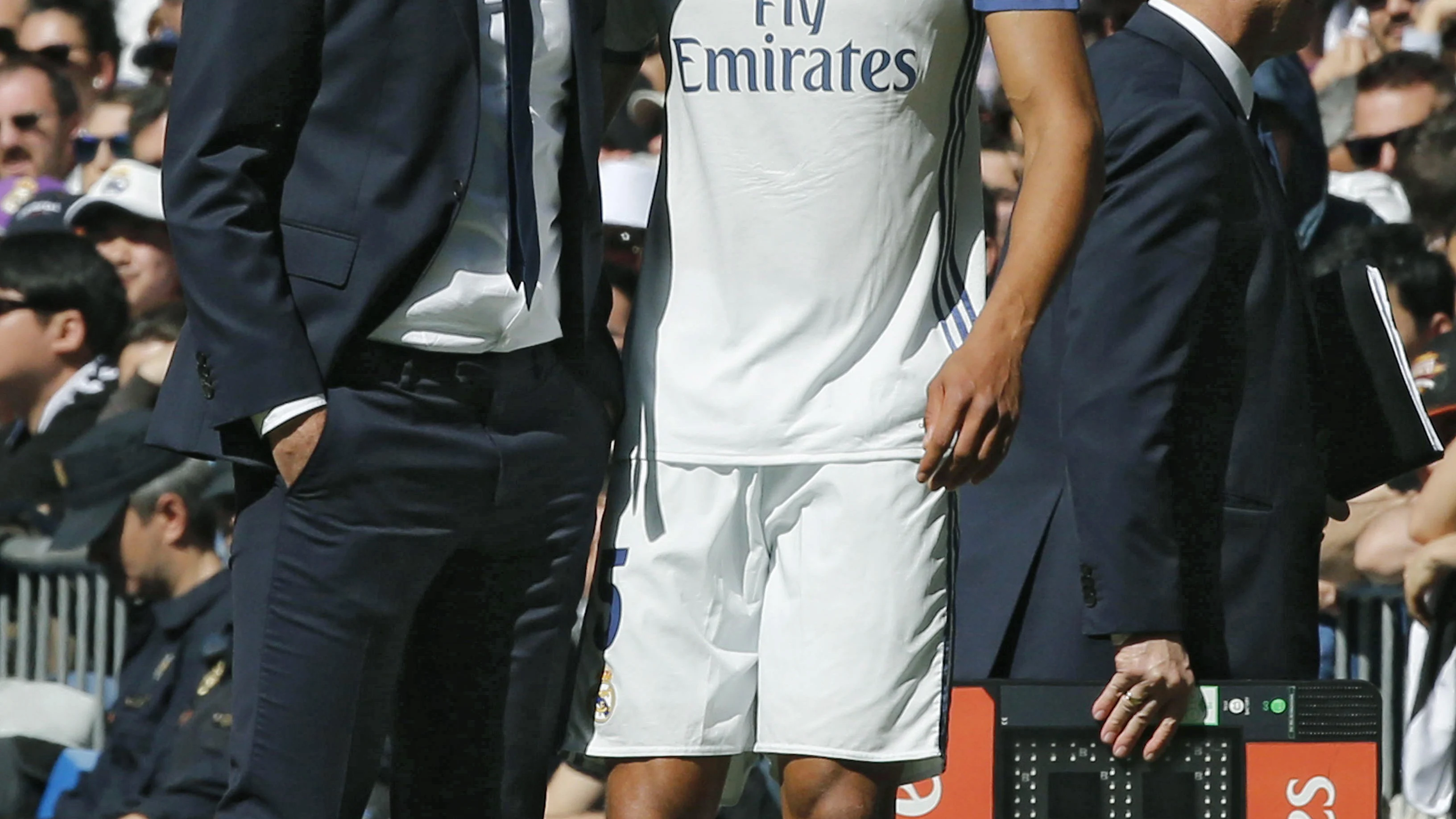 Varane hablando con Zidane tras ser cambiado por Carvajal