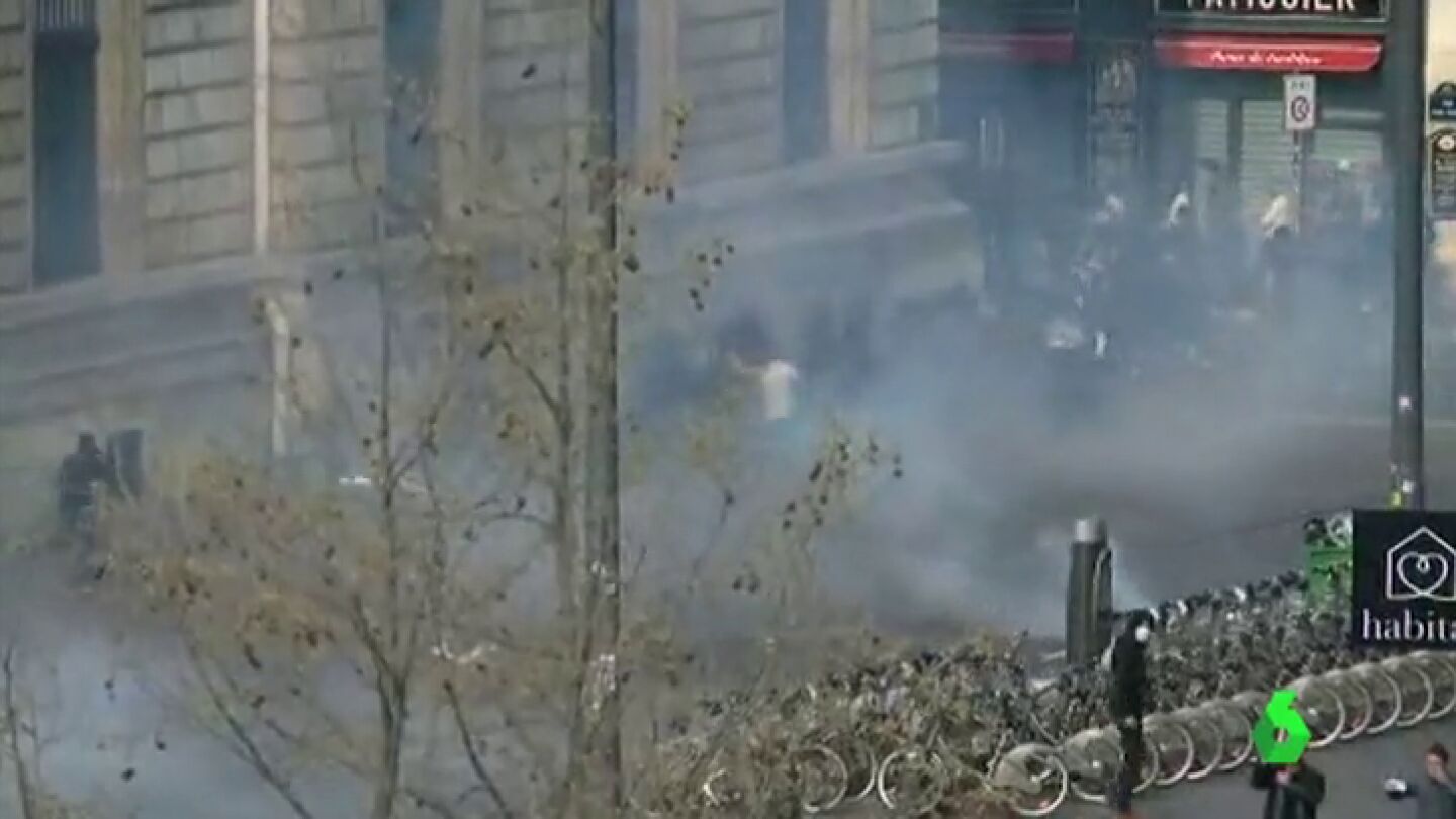 Manifestantes arrojan petardos en Par&iacute;s en protesta contra la brutalidad policial