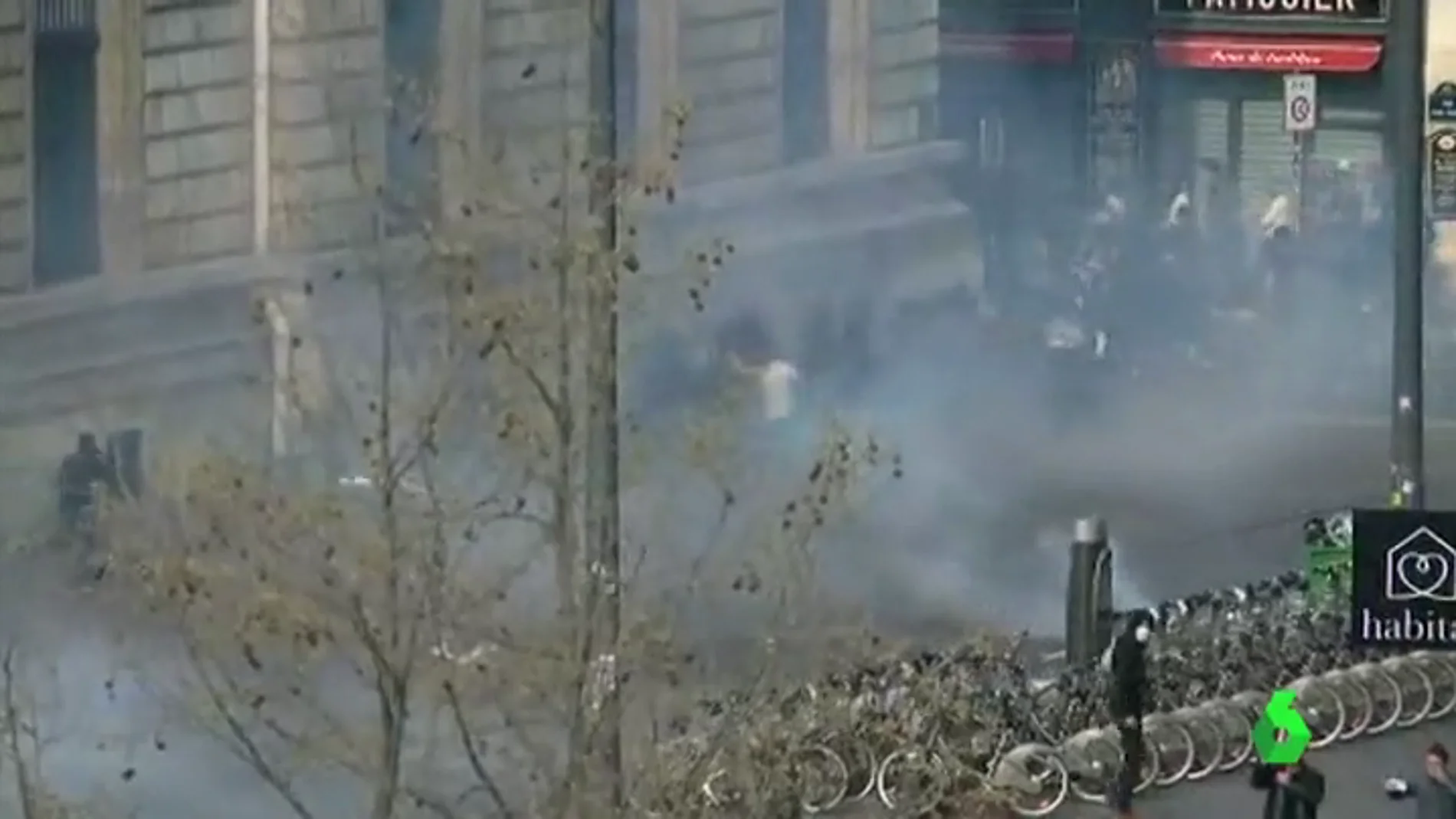 Manifestantes arrojan petardos en París en protesta contra la brutalidad policial