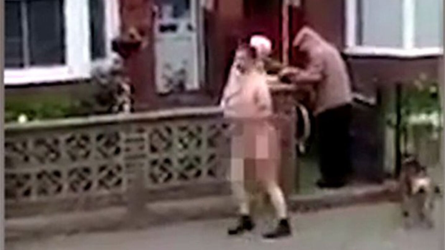 El hombre caminando desnudo por la calle