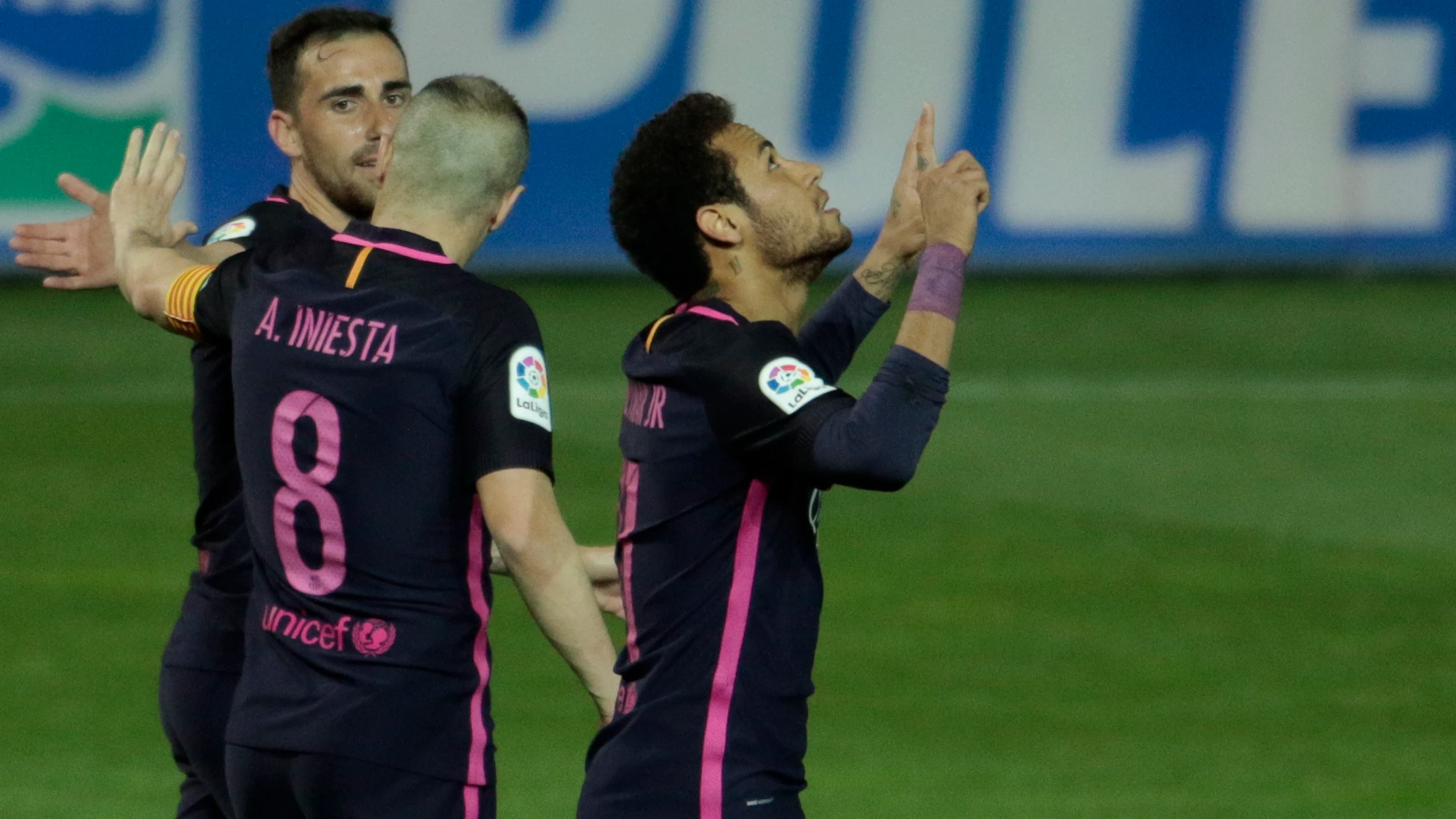 Neymar festeja su tanto número 100 con la camiseta del Barcelona Neymar festeja su tanto número 100 con la camiseta del Barcelona