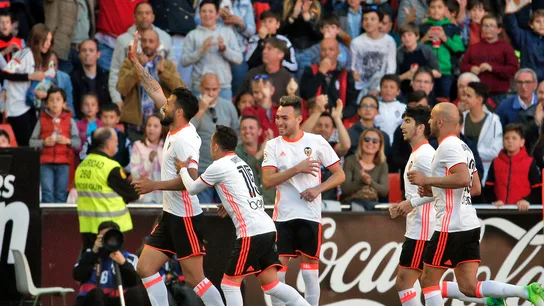 Garay celebra su gol contra el Deportivo con sus compañeros y con la afición del Valencia Garay celebra su gol contra el Deportivo con sus compañeros y con la afición del Valencia