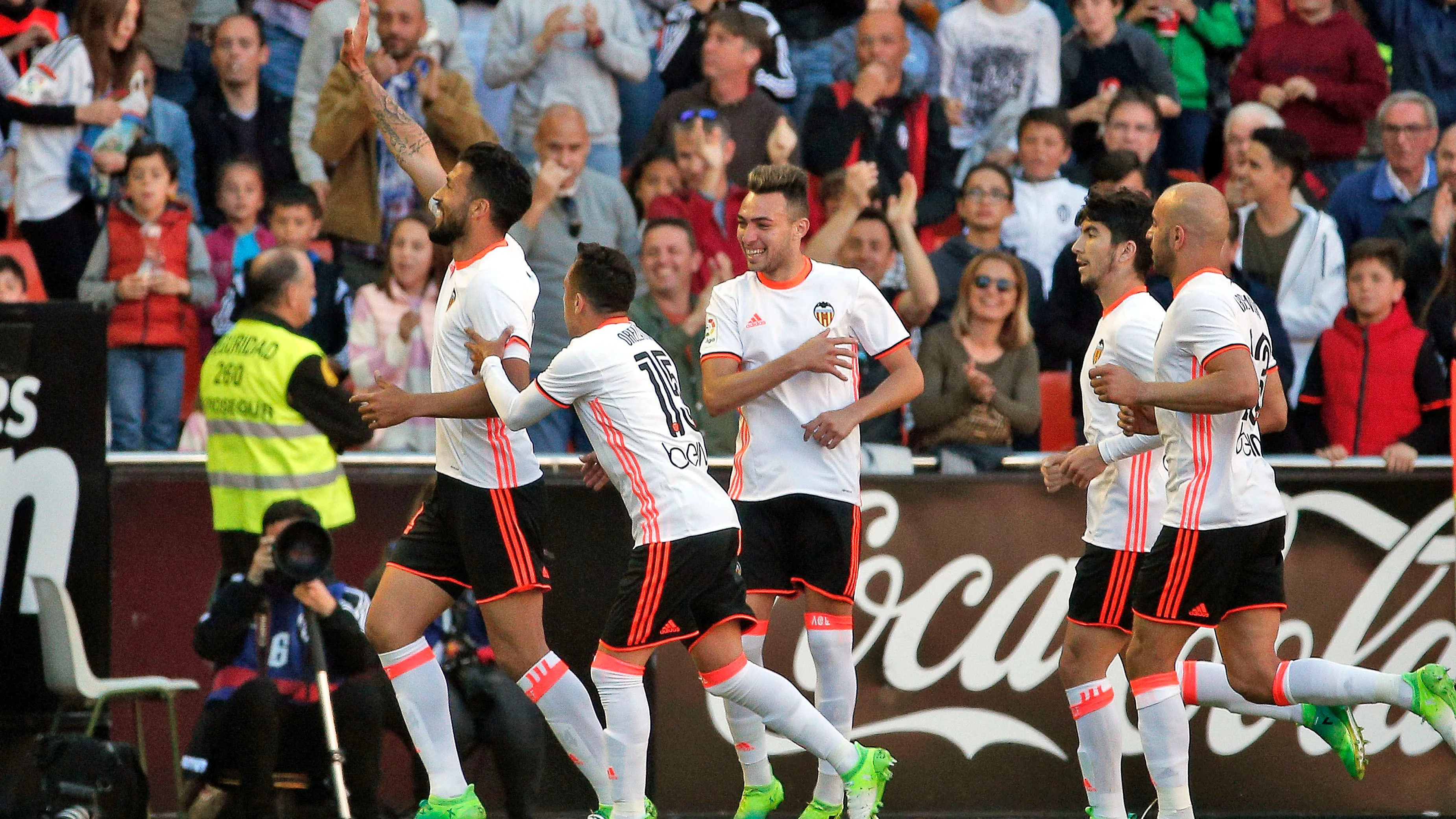 Garay celebra su gol contra el Deportivo con sus compañeros y con la afición del Valencia