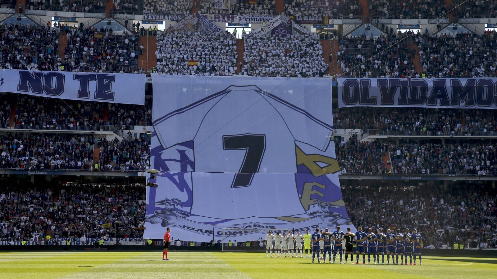 El tifo del fondo sur en homenaje a "Juanito"