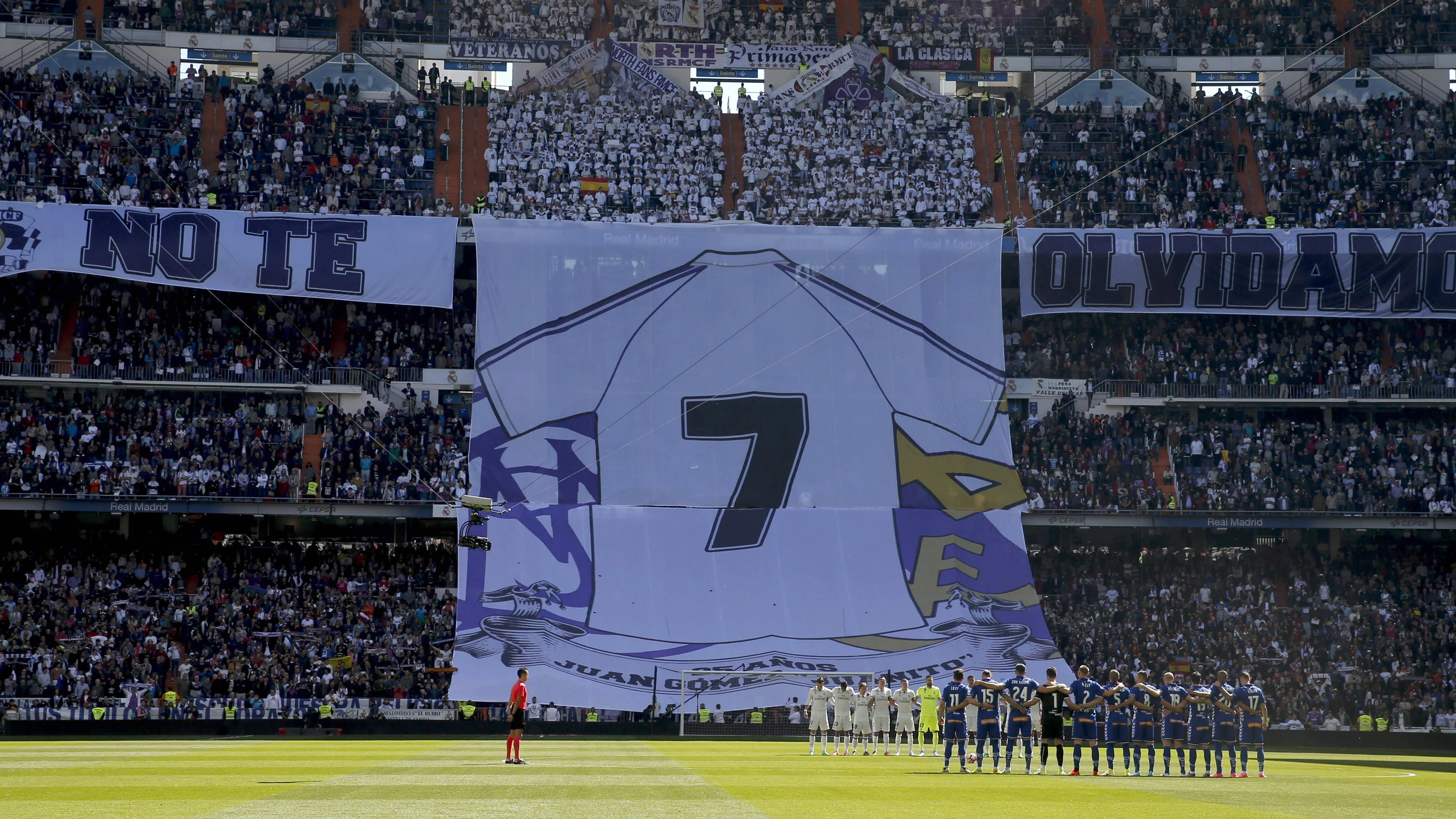 El tifo del fondo sur en homenaje a "Juanito"