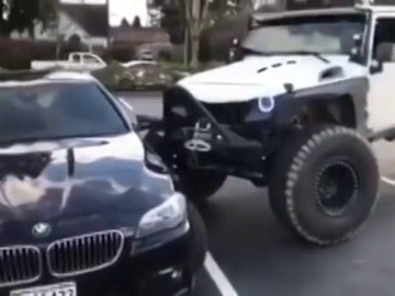 Un conductor estrella su Jeep contra un BMW que se encontraba mal aparcado para dejarlo en su hueco correspondiente Un conductor estrella su Jeep contra un BMW que se encontraba mal aparcado para dejarlo en su hueco correspondiente