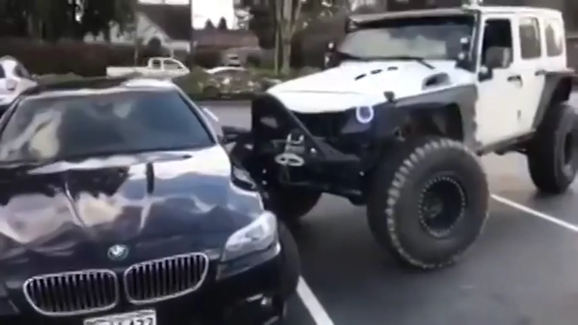 Un conductor estrella su Jeep contra un BMW que se encontraba mal aparcado para dejarlo en su hueco correspondiente