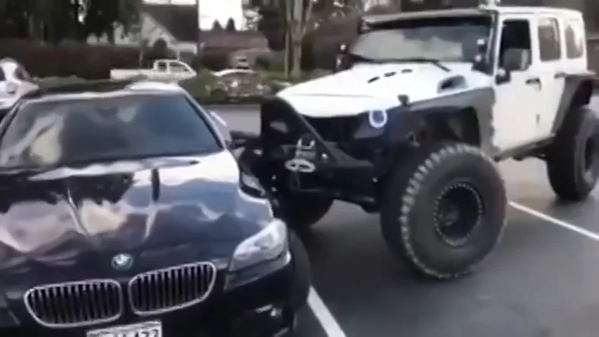 Un conductor estrella su Jeep contra un BMW que se encontraba mal aparcado para dejarlo en su hueco correspondiente Un conductor estrella su Jeep contra un BMW que se encontraba mal aparcado para dejarlo en su hueco correspondiente