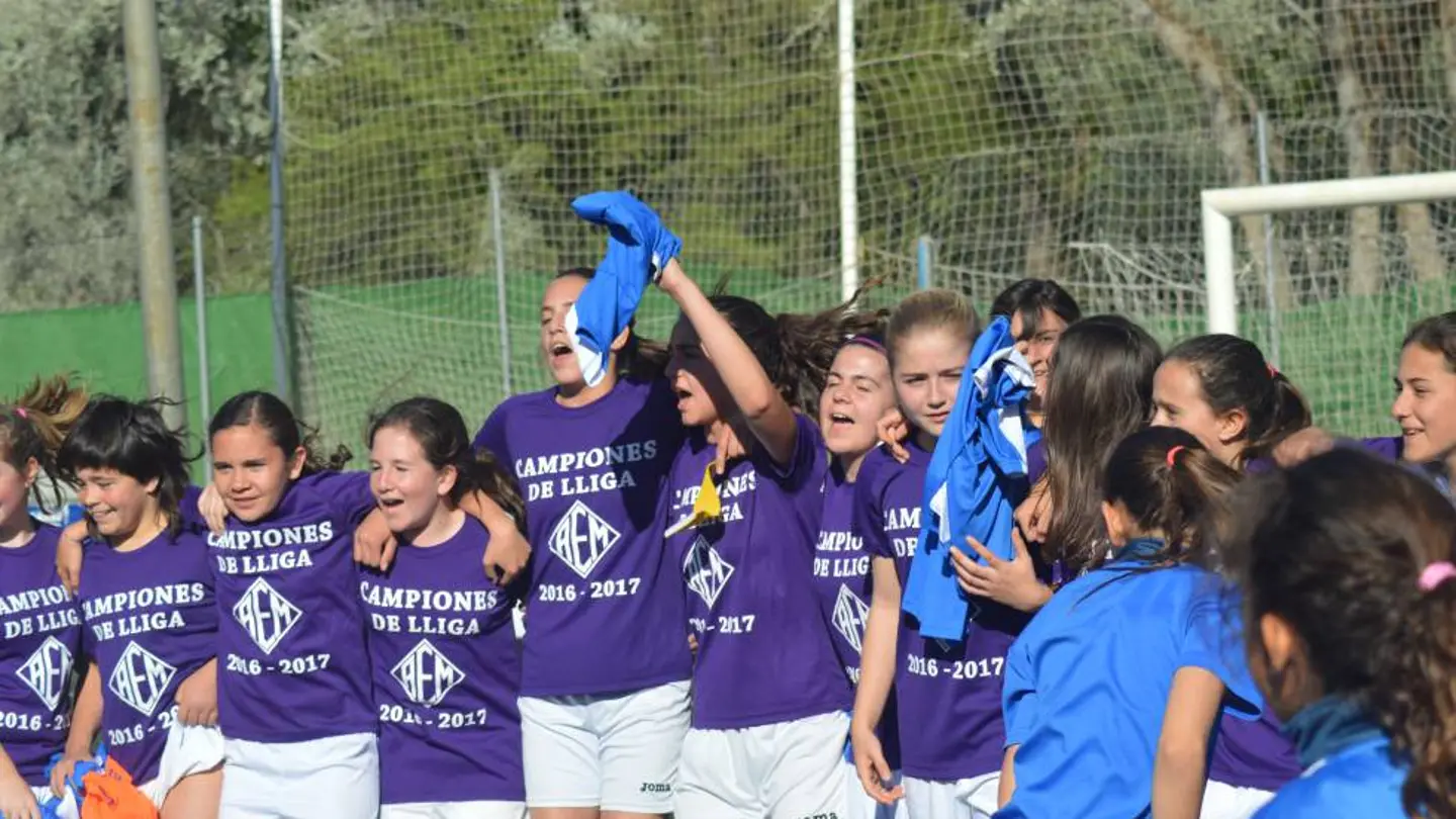 Las chicas del AEM de Lleida, celebrando su gesta Las chicas del AEM de Lleida, celebrando su gesta