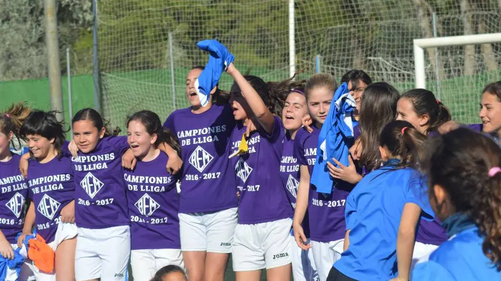 Las chicas del AEM de Lleida, celebrando su gesta Las chicas del AEM de Lleida, celebrando su gesta