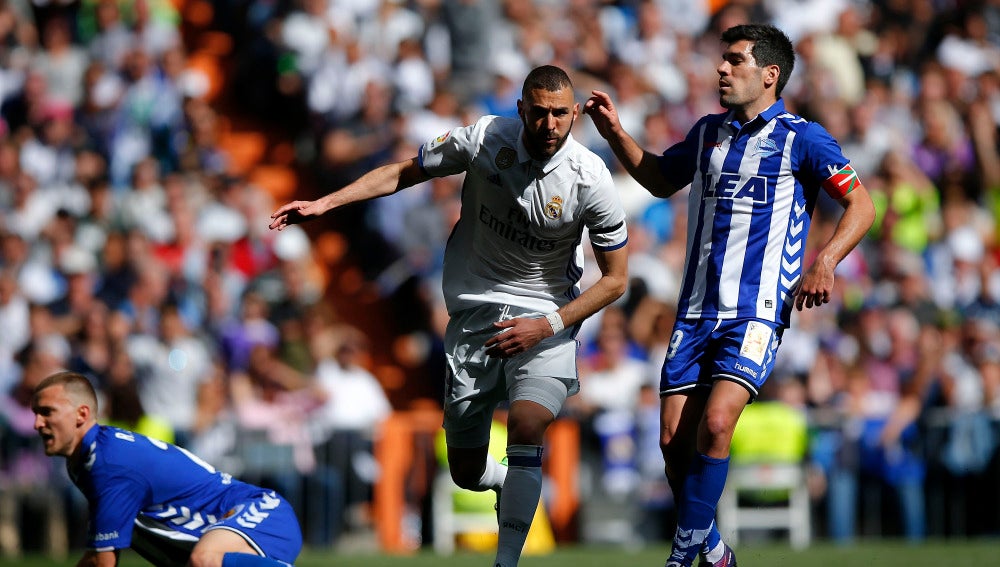 Benzema celebra su gol contra el Alavés