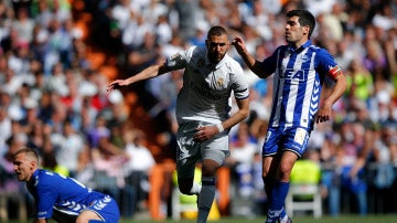 Benzema celebra su gol contra el Alavés