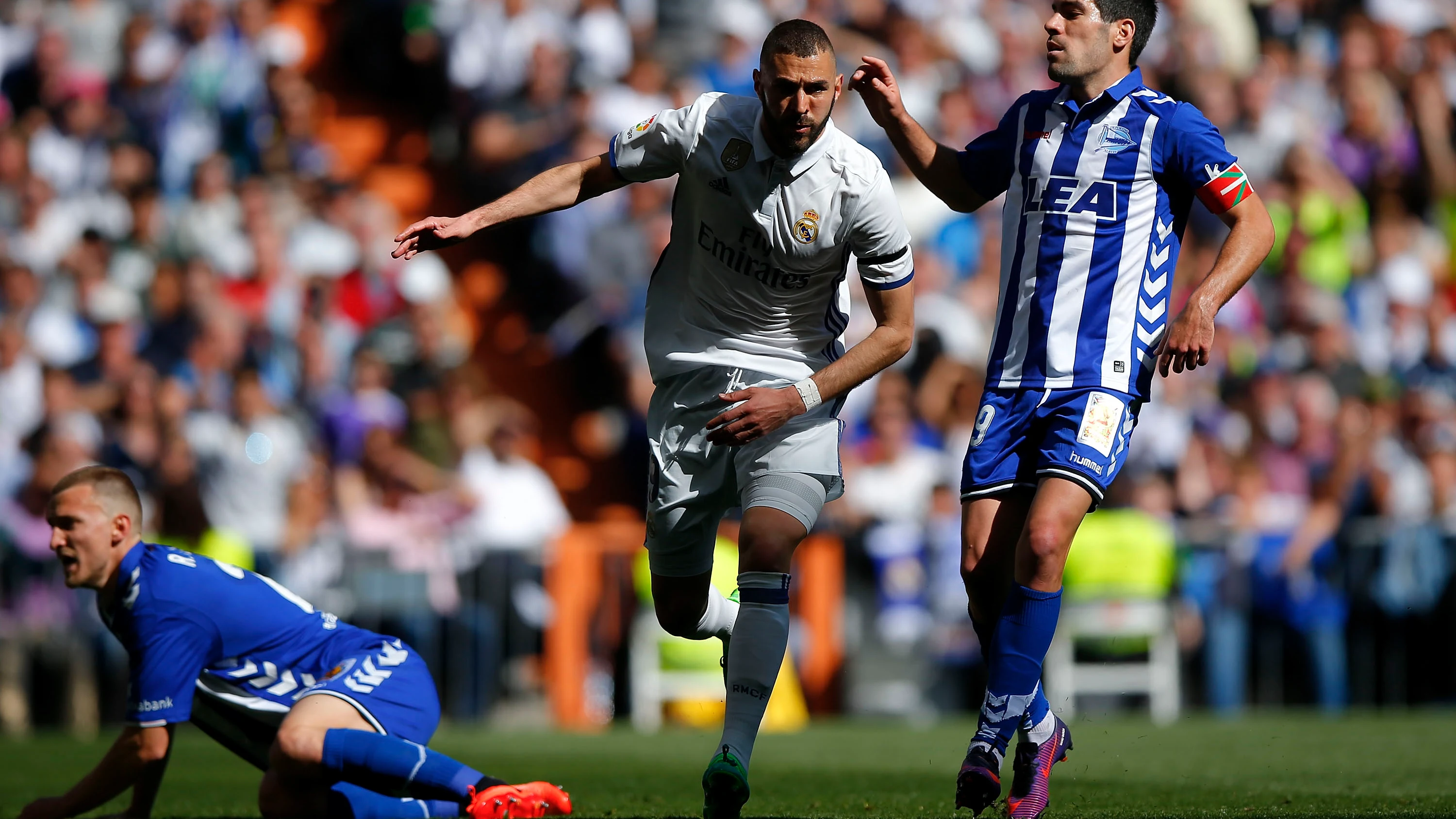 Benzema celebra su gol contra el Alavés