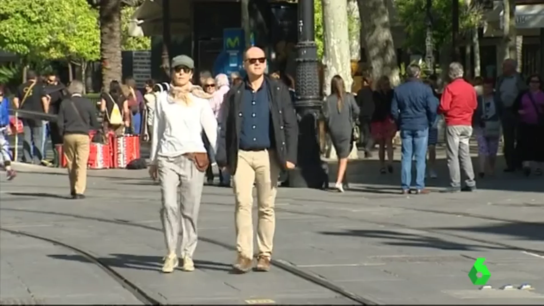 Turistas paseando por Sevilla