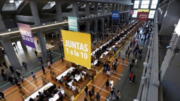 Ciudadanos ecuatorianos residentes en España votan en el centro habilitado en Madrid