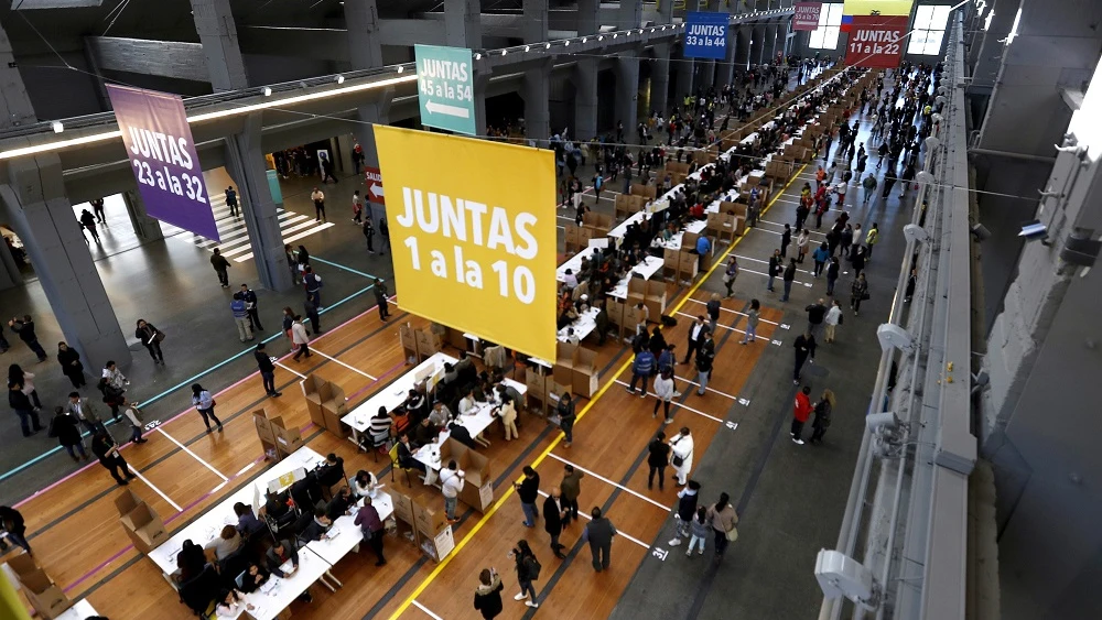 Ciudadanos ecuatorianos residentes en España votan en el centro habilitado en Madrid