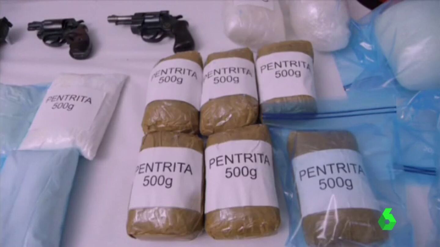 Frame 25.39102 de: ETA entregar&aacute; a los verificadores 55 pistolas y 2.500 kilos de explosivos