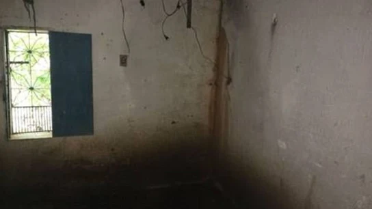 Habitación en la que estaba encerrada la joven Habitación en la que estaba encerrada la joven