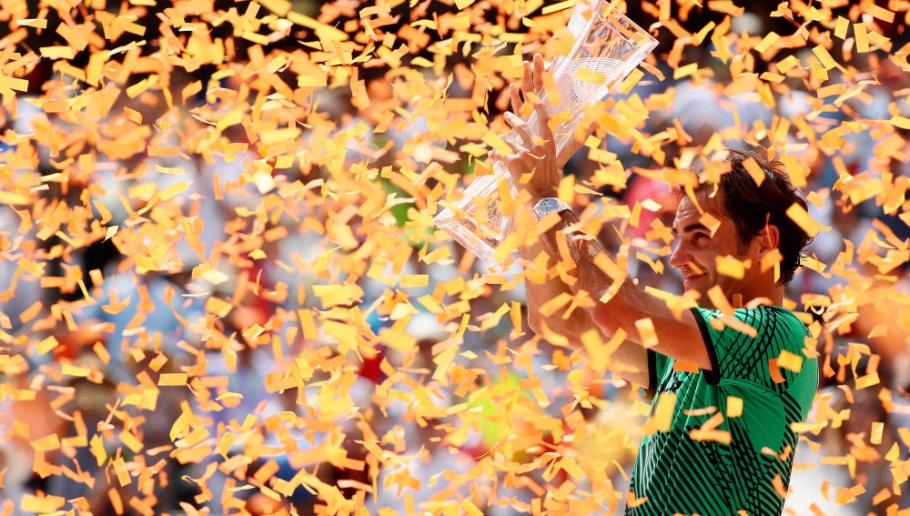 Roger Federer levanta el trofeo de campeón del Masters 1.000 de Miami